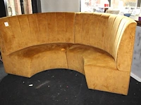Tweedelige halfronde bank met okergele bekleding. doorsnede 230 cm. zithoogte 48 cm. - afbeelding 2 van  2