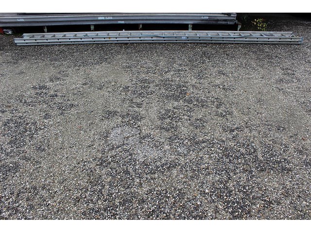 Tweedelige ladder. 2x 24 treden. - afbeelding 1 van  3