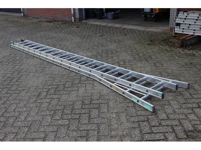 Tweedelige ladder dirks met 2x 16 treden. - afbeelding 1 van  2