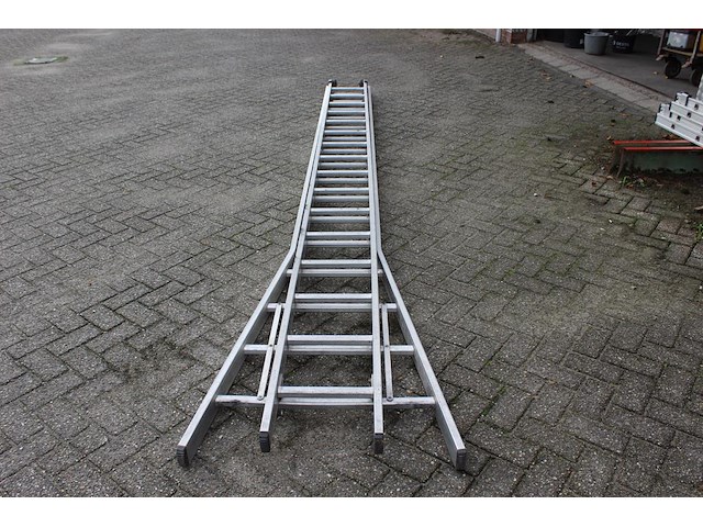 Tweedelige ladder dirks met 2x 16 treden. - afbeelding 1 van  4