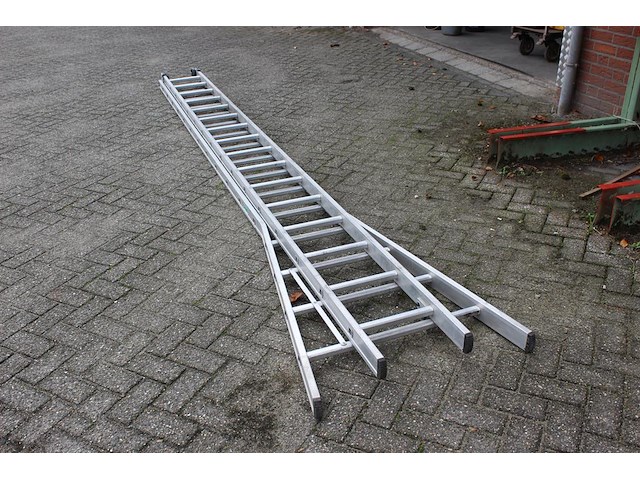 Tweedelige ladder dirks met 2x 16 treden. - afbeelding 1 van  4
