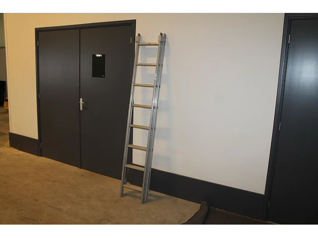 Tweedelige ladder met twee maal acht treden en hoogt 202 cm. - afbeelding 1 van  2