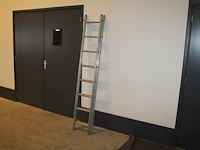 Tweedelige ladder met twee maal acht treden en hoogt 202 cm. - afbeelding 1 van  2
