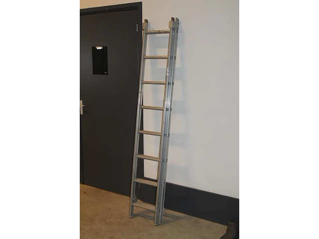 Tweedelige ladder met twee maal acht treden en hoogt 202 cm. - afbeelding 2 van  2