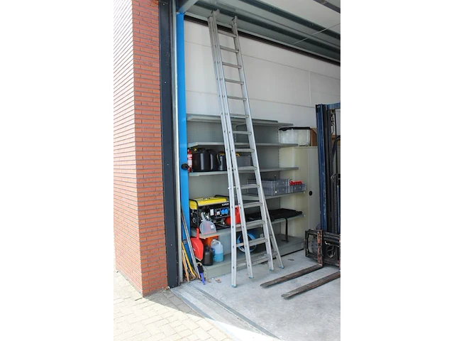 Tweedelige ladder met veertien treden. - afbeelding 2 van  3