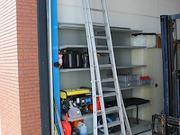 Tweedelige ladder met veertien treden. - afbeelding 2 van  3