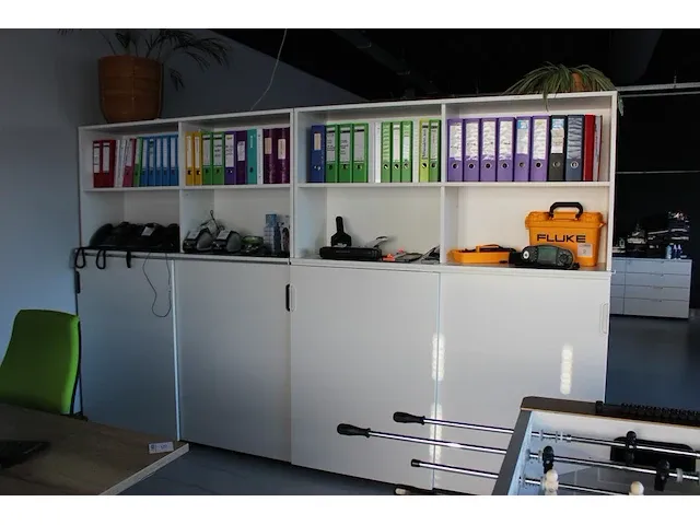 Tweedelige wandkast met vier deuren en acht schappen en een whiteboard geplakt op de achterzijde. afmeting ... - afbeelding 1 van  5