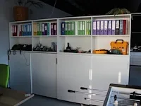 Tweedelige wandkast met vier deuren en acht schappen en een whiteboard geplakt op de achterzijde. afmeting ... - afbeelding 1 van  5