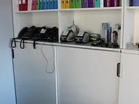Tweedelige wandkast met vier deuren en acht schappen en een whiteboard geplakt op de achterzijde. afmeting ... - afbeelding 2 van  5