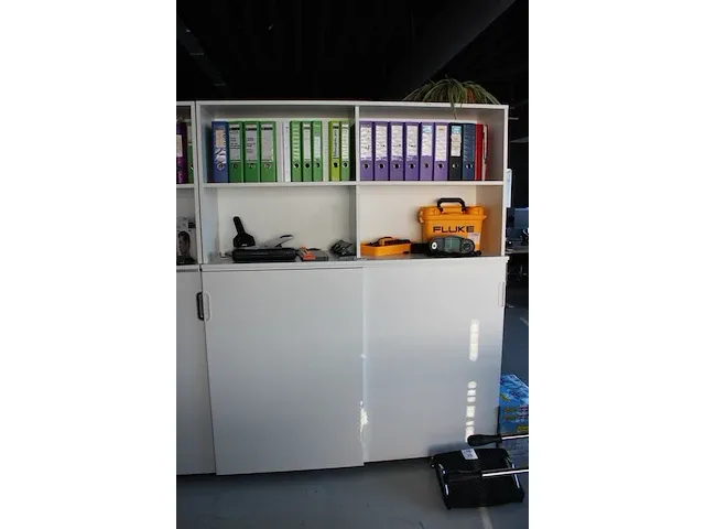 Tweedelige wandkast met vier deuren en acht schappen en een whiteboard geplakt op de achterzijde. afmeting ... - afbeelding 3 van  5