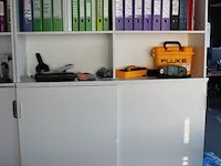 Tweedelige wandkast met vier deuren en acht schappen en een whiteboard geplakt op de achterzijde. afmeting ... - afbeelding 3 van  5
