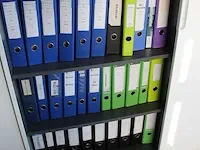 Tweedelige wandkast met vier deuren en acht schappen en een whiteboard geplakt op de achterzijde. afmeting ... - afbeelding 4 van  5