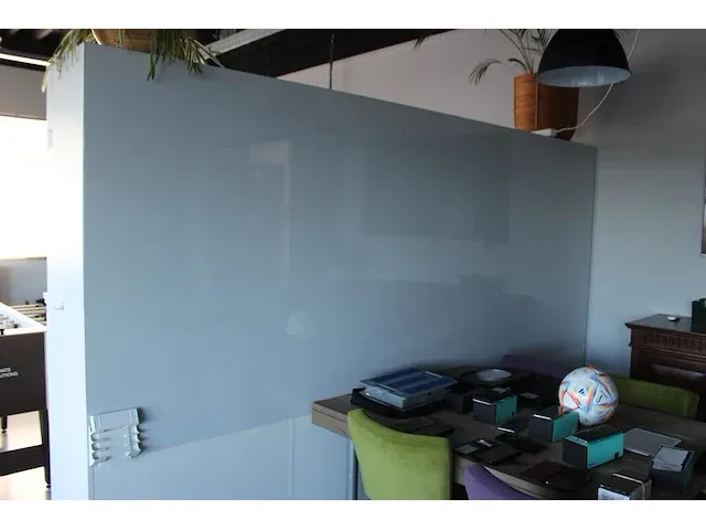 Tweedelige wandkast met vier deuren en acht schappen en een whiteboard geplakt op de achterzijde. afmeting ... - afbeelding 5 van  5