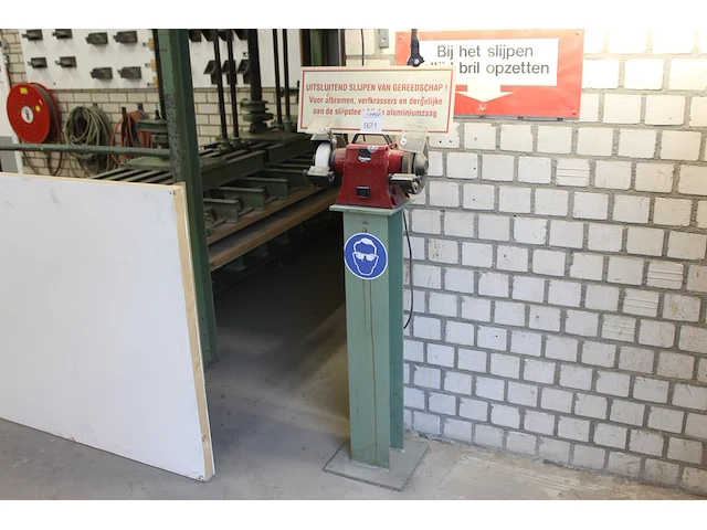 Tweesteens slijp/schuurmachine creusen op metalen onderstel - afbeelding 2 van  2