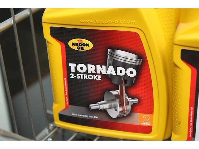 Tweetakt motorolie kroon oil tornado 12 flacons a 1l. excl. draadmand - afbeelding 2 van  2