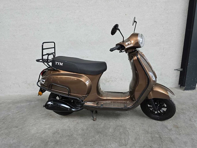Tym - snorscooter - vespa alpha - 4t 25km uitvoering - afbeelding 2 van  6