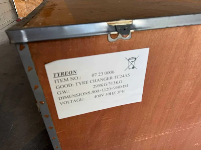 Tyreon tc24as heavy-duty banden demonteermachine met kantelende kolom en dubbele airbooster in de spanklauwen - afbeelding 2 van  29