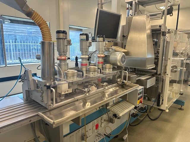 Uhlmann blister verpakkingsmachine - afbeelding 17 van  21
