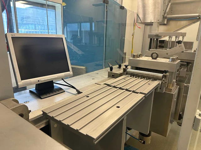 Uhlmann blister verpakkingsmachine - afbeelding 19 van  21