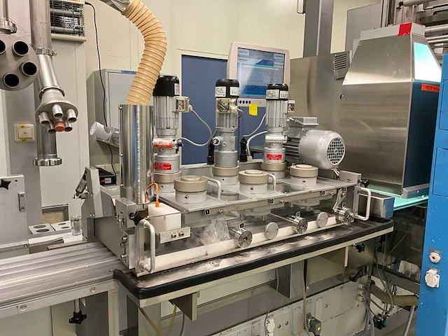 Uhlmann blister verpakkingsmachine - afbeelding 21 van  23