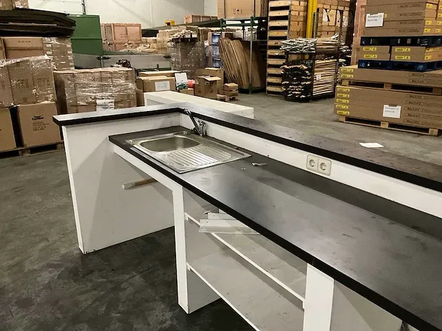 Uitgiftebalie / bar met sidetable v.v stroom en wasbak 295x110x107cm - afbeelding 5 van  6