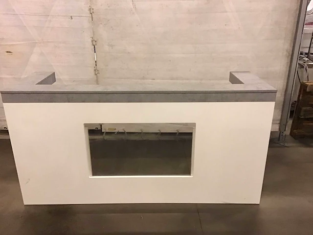 Uitgiftebalie wit met plexiglas en betonlook bovenblad t.b.v. bar - afbeelding 1 van  4