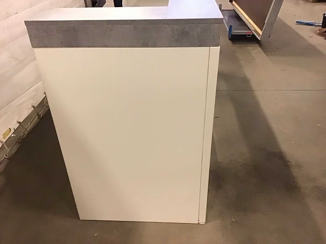Uitgiftebalie wit met plexiglas en betonlook bovenblad t.b.v. bar - afbeelding 2 van  4