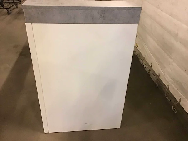 Uitgiftebalie wit met plexiglas en betonlook bovenblad t.b.v. bar - afbeelding 3 van  4