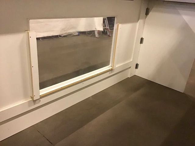 Uitgiftebalie wit met plexiglas en betonlook bovenblad t.b.v. bar - afbeelding 4 van  4