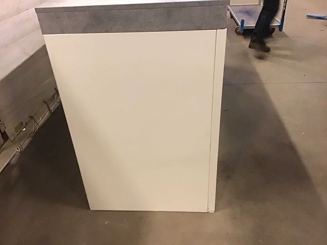 Uitgiftebalie wit met plexiglas en betonlook bovenblad - afbeelding 2 van  4