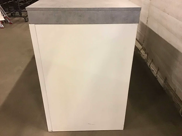 Uitgiftebalie wit met plexiglas en betonlook bovenblad - afbeelding 3 van  4
