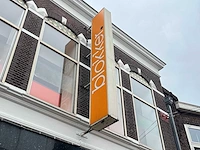 Uithangbord "blokker" met verlichting