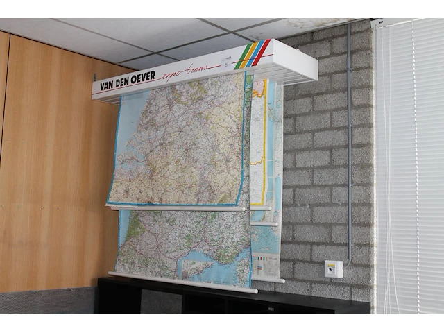 Uittrekbare landkaartdisplay met o.a. kaarten van europa, nederland en italië. afmeting 140 x 41 x 12 cm - afbeelding 1 van  7