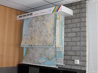 Uittrekbare landkaartdisplay met o.a. kaarten van europa, nederland en italië. afmeting 140 x 41 x 12 cm