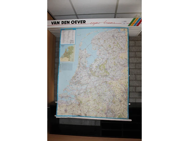Uittrekbare landkaartdisplay met o.a. kaarten van europa, nederland en italië. afmeting 140 x 41 x 12 cm - afbeelding 2 van  7