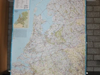 Uittrekbare landkaartdisplay met o.a. kaarten van europa, nederland en italië. afmeting 140 x 41 x 12 cm - afbeelding 2 van  7