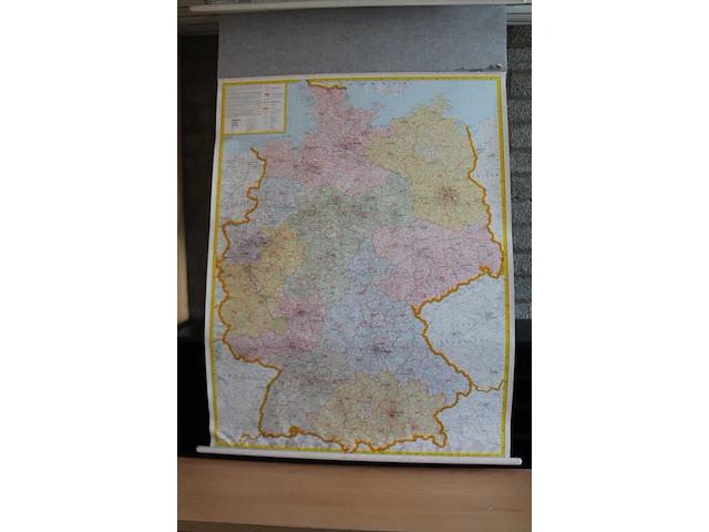 Uittrekbare landkaartdisplay met o.a. kaarten van europa, nederland en italië. afmeting 140 x 41 x 12 cm - afbeelding 4 van  7