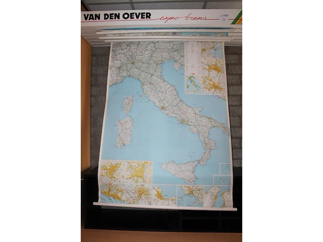 Uittrekbare landkaartdisplay met o.a. kaarten van europa, nederland en italië. afmeting 140 x 41 x 12 cm - afbeelding 5 van  7