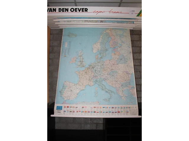 Uittrekbare landkaartdisplay met o.a. kaarten van europa, nederland en italië. afmeting 140 x 41 x 12 cm - afbeelding 6 van  7