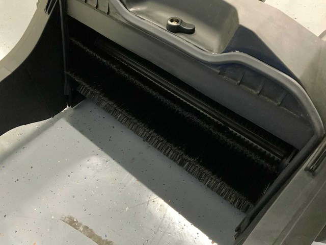 Umt- sweeper veegmachine met grote opvangbak - afbeelding 9 van  19