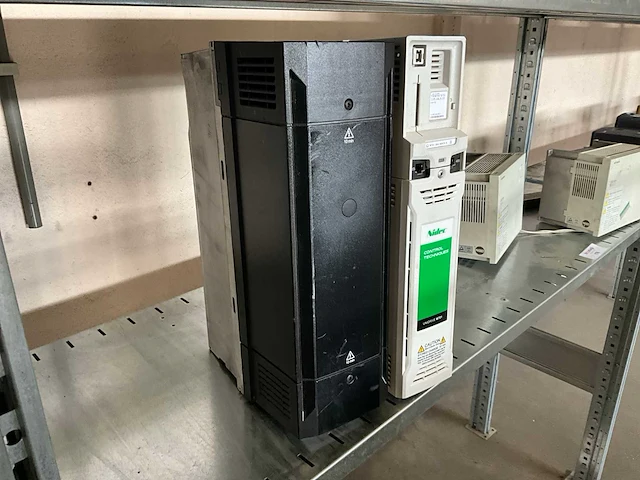 Unidrive m701-064 18.5/22kw frequentieregelaar - afbeelding 2 van  5