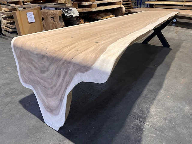 Unieke suar waterval boomstamtafel 360cm. - afbeelding 1 van  5