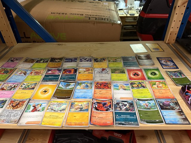 Unieke verzameling pokémon kaarten (ca. 42x met 1x box) - afbeelding 1 van  4