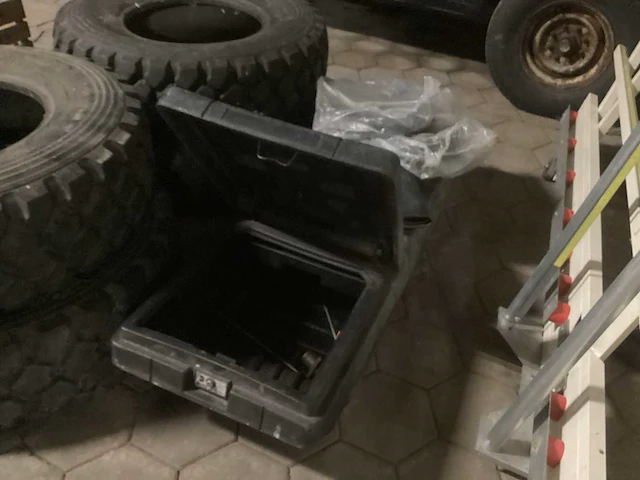 Unimog legervoertuig met aanhangwagen - afbeelding 26 van  31