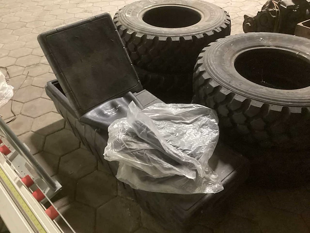 Unimog legervoertuig met aanhangwagen - afbeelding 27 van  31
