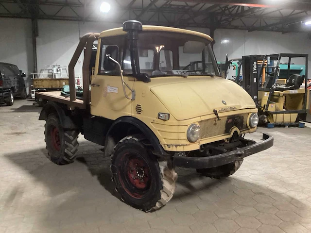 Unimog legervoertuig met aanhangwagen - afbeelding 2 van  31
