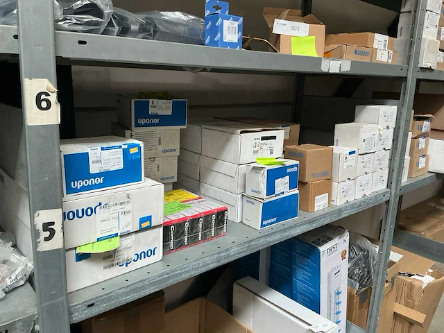 Uponor partij installatiemateriaal (129x) - afbeelding 1 van  9