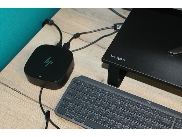 Usb-c dock hp met 2 27-inch monitoren peaq , toetsenbord, 2 steunen kensington en muis. - afbeelding 2 van  2