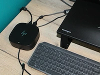 Usb-c dock hp met 2 27-inch monitoren peaq , toetsenbord, 2 steunen kensington en muis. - afbeelding 2 van  2