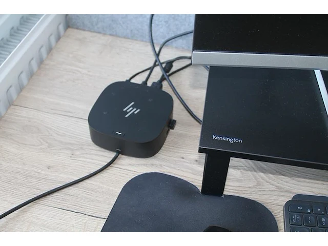 Usb-c dock hp met 2 monitoren hp 27fw, toetsenbord, 2 steunen kensington en muis. - afbeelding 2 van  3